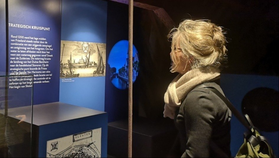 Foto Museum Sloten met uitleg van het belang van de doorgaande vaarweg